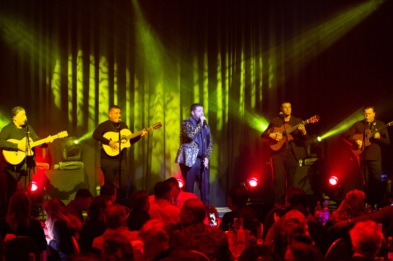 Janah Louard en band in een volle zaal