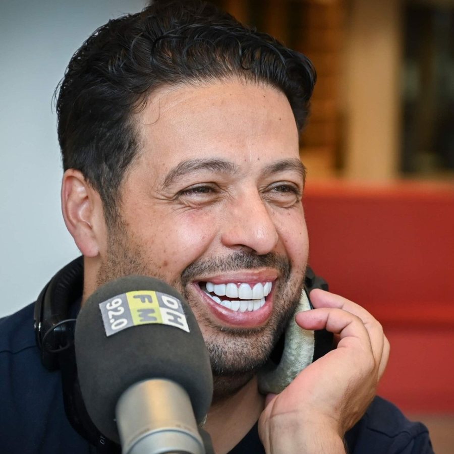Janah Louard lachend achter de microfoon van Den Haag FM